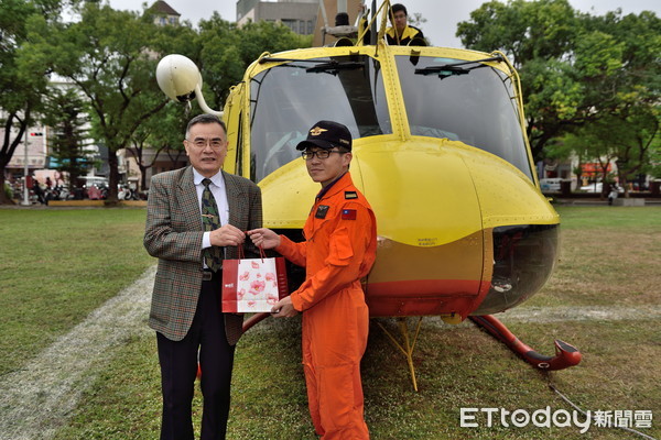 ▲空勤總隊致贈成大航太系UH-1H直升機，陳冠宏當天被指派隨直升機回到航太系。（圖／記者林悅翻攝） 