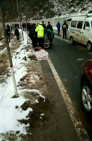 ▲▼河南發生一起轎車因道路結冰，打滑失控墜入河中的意外。（圖／翻攝自華商網）