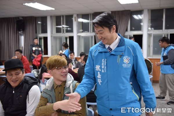 花蓮市原住民kapah青年團召開第一次的部落青年會議，魏嘉賢頒贈第一任團長「撒央‧安南」的聘書，肯定他為部落服務奉獻的精神，也期盼帶領原民青年共同振興部落的文化及產業發展。（圖／花蓮市公所提供）