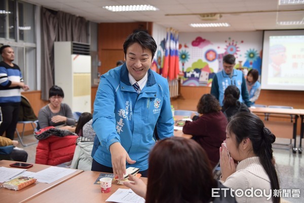 花蓮市原住民kapah青年團召開第一次的部落青年會議，魏嘉賢頒贈第一任團長「撒央‧安南」的聘書，肯定他為部落服務奉獻的精神，也期盼帶領原民青年共同振興部落的文化及產業發展。（圖／花蓮市公所提供）