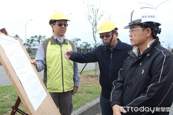 台東縣政府爭取花東基金經費，啟動辦理台東縣尼伯特風災後續復原重建總體規劃專案：固碳造林─復原重建計畫，預計今年包括行道樹等將大面積種植40萬棵樹，縣長黃健庭前往馬亨亨大道視察栽種情形，並親手種植一株樟原。（圖／台東縣政府提供）