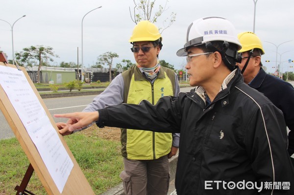 台東縣政府爭取花東基金經費，啟動辦理台東縣尼伯特風災後續復原重建總體規劃專案：固碳造林─復原重建計畫，預計今年包括行道樹等將大面積種植40萬棵樹，縣長黃健庭前往馬亨亨大道視察栽種情形，並親手種植一株樟原。（圖／台東縣政府提供）