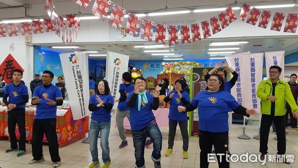 大潤發台東店長期關注弱勢團體，從去年底開始，透過門市募集到近百道幸福年菜，捐贈台灣安心家庭關懷協會及台東縣智障者家長協會。（圖／台灣安心家庭關懷協會提供）