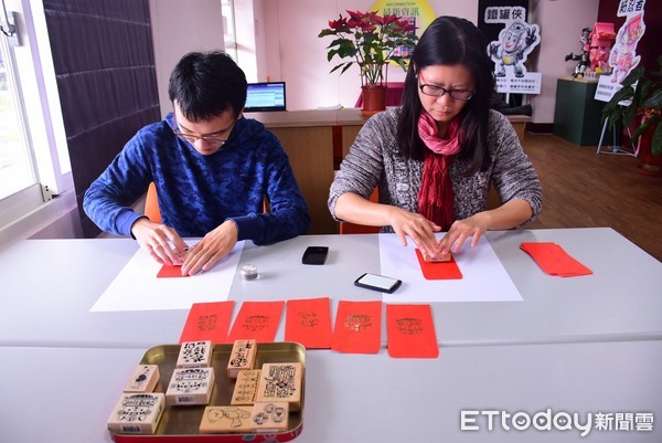 花蓮市公所與花蓮市數位機會中心合辦的創意紅包DIY的活動， 二月7日起至11日止在進豐生活園區洄瀾文創漫畫教室有創意專業指導，總計250個名額，額滿為止。（圖／花蓮市公所提供）