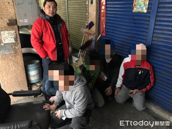 ▲台南市警五分局，於2月5日凌晨，在南市北區一處工地，一舉查獲6名逃逸外勞。（圖／記者林悅翻攝）