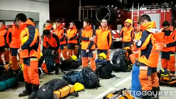 ▲新北快搜部隊深夜集結，36人3犬準備挺進花蓮救災。（圖／記者林煒傑翻攝）