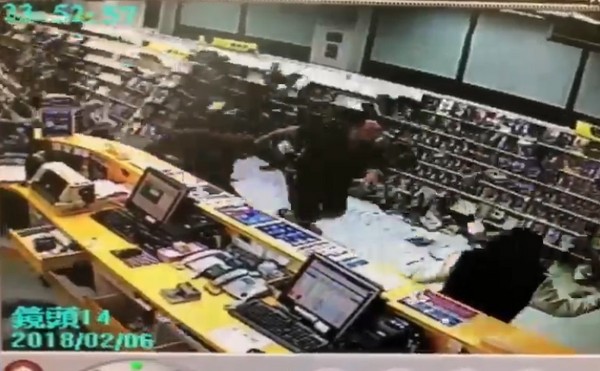 ▲▼花蓮強震！1樓DVD「百鈔被震進抽屜」光碟散落　女子軟腳撞櫃檯。（圖／翻攝自PTT）