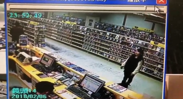 ▲▼花蓮強震！1樓DVD「百鈔被震進抽屜」光碟散落　女子軟腳撞櫃檯。（圖／翻攝自PTT）