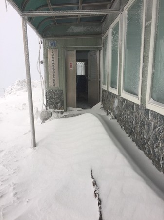 ▲▼玉山下雪。（圖／中央氣象局提供）