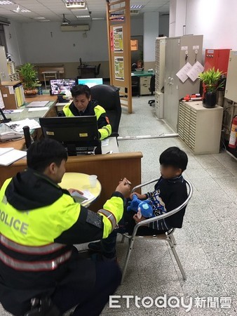 ▲員警將迷途男童帶返警所詳查其住處。（圖／中壢警分局提供）