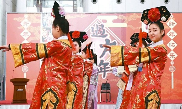 ▲▼身穿滿族旗袍的格格，在吉林省博物院，上演一場滿族禮儀秀。（圖／中新網）