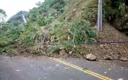 206花蓮強震，193線靠近花蓮大橋路段坍方。（圖／翻攝自台灣新聞記者聯盟資訊平台臉書）