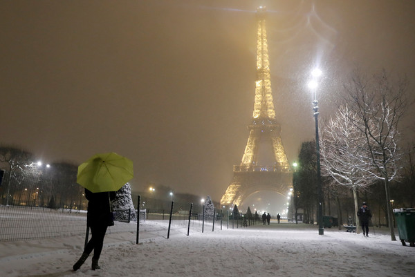 原本天氣溫暖的巴黎，6日突然降下大雪，目前艾菲爾鐵塔(Eiffel Tower)已對遊客關閉。（圖／路透社）