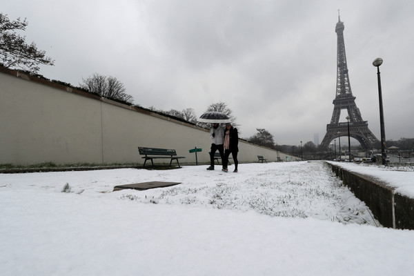 原本天氣溫暖的巴黎，6日突然降下大雪，目前艾菲爾鐵塔(Eiffel Tower)已對遊客關閉。（圖／路透社）