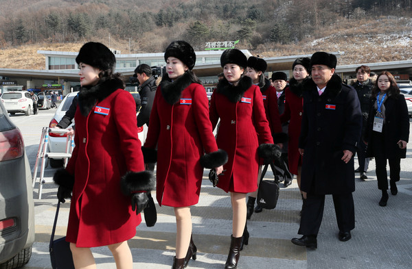 ▲▼ 北韓冬奧訪問團入境南韓，成員包括北韓體育部長金日國等4名北韓奧委會人員、229名冬奧啦啦隊員、26名跆拳道示範團員以及21名北韓記者。（圖／路透社）