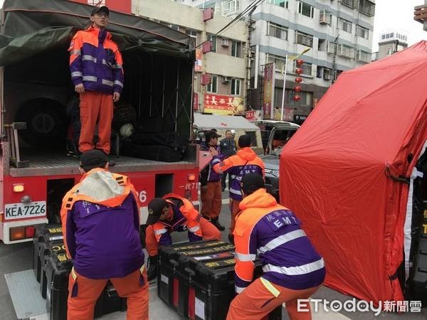 ▲桃園市出動特搜大隊、迅雷救援協會、台灣災難醫療隊發展協會等單位，火速抵花蓮救災。（圖／桃市消防局提供）