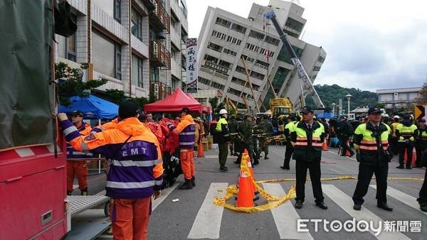 ▲桃園市出動特搜大隊、迅雷救援協會、台灣災難醫療隊發展協會等單位，火速抵花蓮救災。（圖／桃市消防局提供）