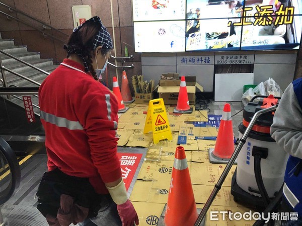 花蓮火車站滲水,第一月台裂痕。（圖／記者曹悅華攝）