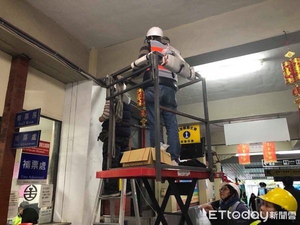 花蓮火車站水管迴路檢查（靠近站長室跟前站出口）。（圖／記者曹悅華攝）