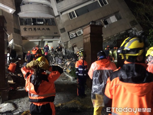 ▲花蓮發生規模6淺層地震，造成花蓮多處建物倒塌，台南市救援隊前往現場災。（圖／消防局提供）