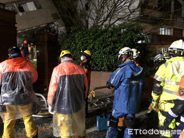 ▲花蓮發生規模6淺層地震，造成花蓮多處建物倒塌，台南市救援隊前往現場災。（圖／消防局提供）