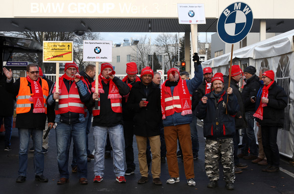 20萬勞工群起大罷工　賓士、BMW德國產線形同癱瘓（圖／路透社）