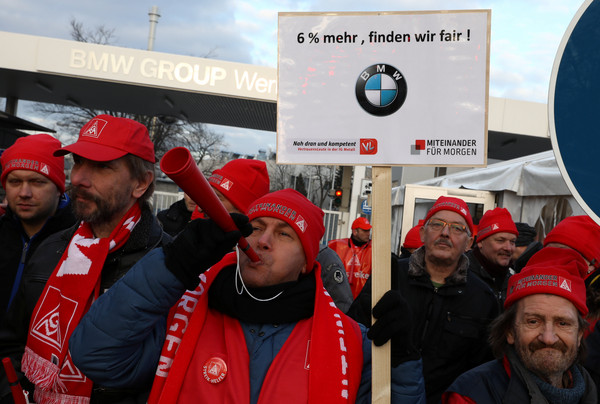 20萬勞工群起大罷工　賓士、BMW德國產線形同癱瘓（圖／路透社）