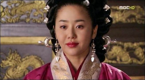 ▲南韓女星女星高賢廷曾演出韓劇《善德女王》中的反派角色「美室璽主」。（圖／翻攝自MBC）