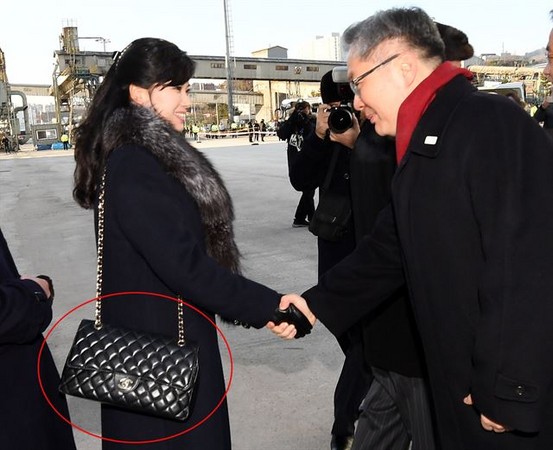 ▲玄松月又被拍到肩掛著一個名貴的香奈兒包包。(圖／翻攝自韓國網站)