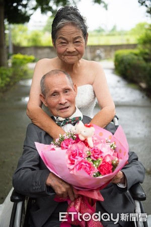 ▲▼兩人終於能夠補拍遲來50年的婚紗照。（圖／弘道老人福利基金會提供）