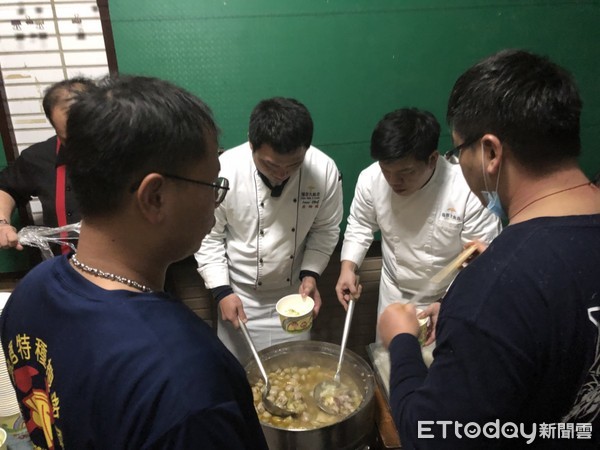 ▲福容飯店主廚號召義煮團前進花蓮提供餐食給災民與搜救隊員（圖／記者黃士原攝）