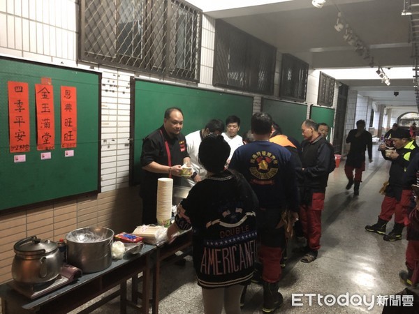 ▲福容飯店主廚號召義煮團前進花蓮提供餐食給災民與搜救隊員（圖／福容飯店提供)