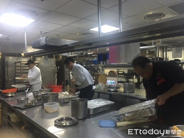 ▲福容飯店主廚號召義煮團前進花蓮提供餐食給災民與搜救隊員（圖／福容飯店提供)