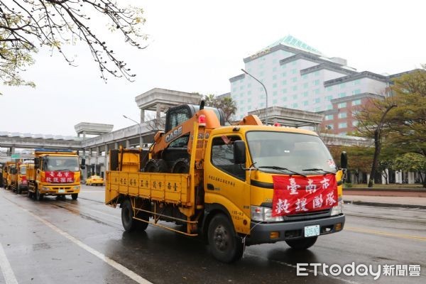 ▲台南市第2批支援隊，動員34部重機械，這也是所有支援隊中重機械救災能力最強的團隊。（圖／市府提供）