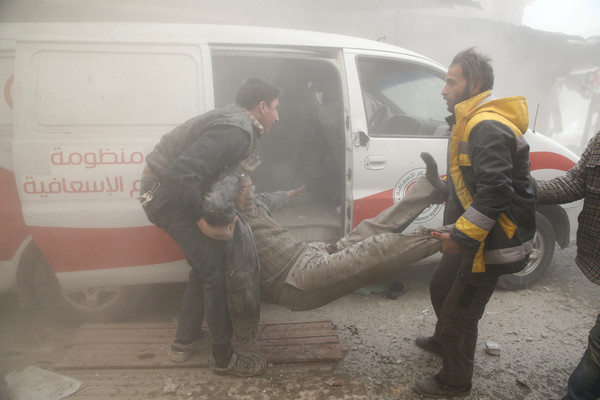 ▲▼在大馬士革空襲中受傷的人民。（圖／路透）