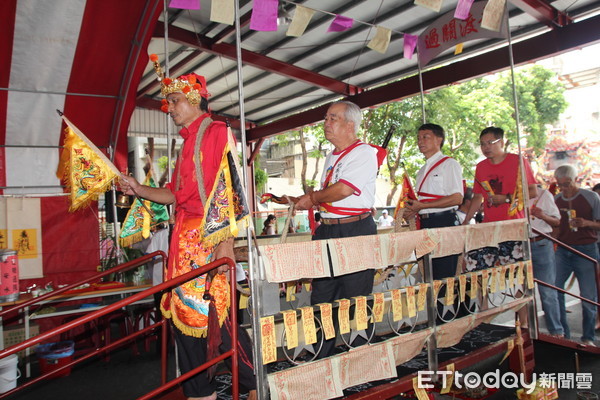 ▲大觀音亭暨祀典興濟宮新春期間舉辦「禮拜三千佛」消災祈福法會和「造橋過限」改運科儀。（圖／記者林悅翻攝）