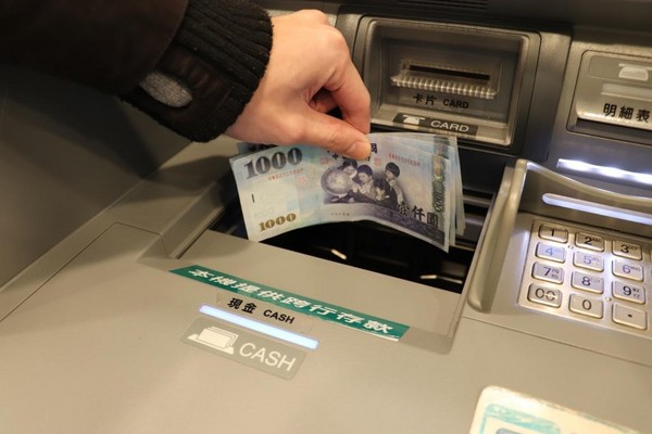 跨行存款、換外幣不用再趕三點半　交給萬能ATM全搞定（圖／中國信託提供）