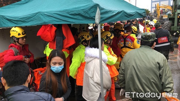 ▲▼ 漂亮旅店江振昌遺體運出，女兒（白外套）在外等候 。（圖／記者林裕豐攝）