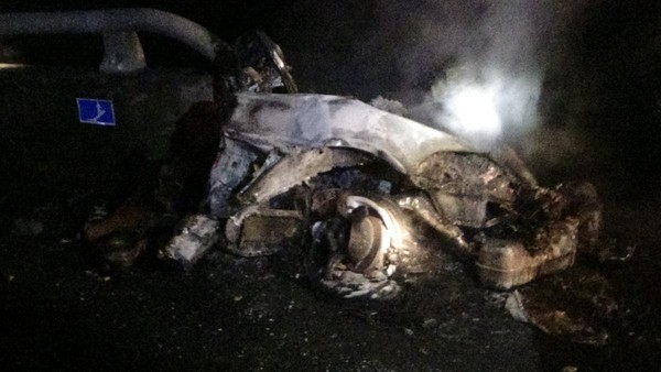 保時捷猛撞護欄，車頭全毀又引起火燒車，成了一堆廢鐵。（國道警察提供）