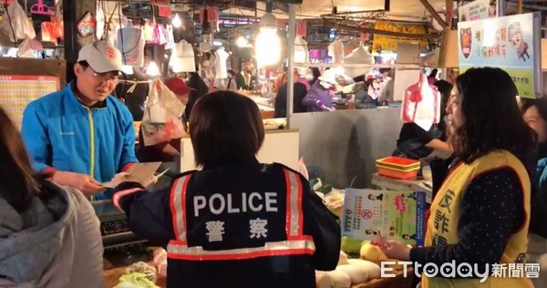 ▲台南市警六分局預防犯罪宣導團隊，走進大菜市場貼近市民，宣導「防竊、防搶、打詐、反毒」妙方，讓大家過個平安得好年。（圖／警方提供）