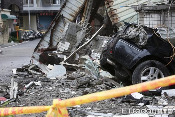 ▲花蓮國盛六街，震毀的房屋與壓毀的車輛。（圖／記者季相儒攝）