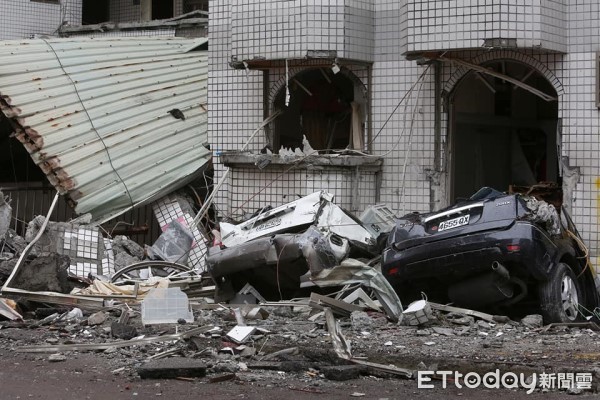 ▲花蓮國盛六街，震毀的房屋與壓毀的車輛。（圖／記者季相儒攝）