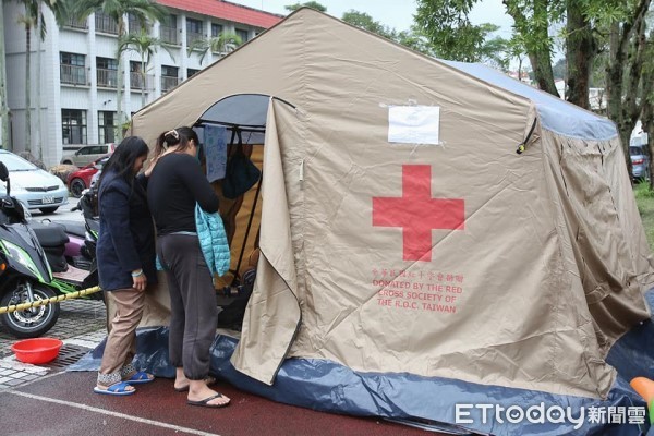 ▲206花蓮強震，圖為花蓮市中華國小的收容中心，以及災民臨時住的收容帳篷。（圖／記者季相儒攝）