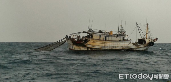 ▲年關將屆，漁船違規拖網情況猖獗，台南海巡隊8日上午再查獲2艘漁船違規拖網作業。（圖／記者林悅翻攝）