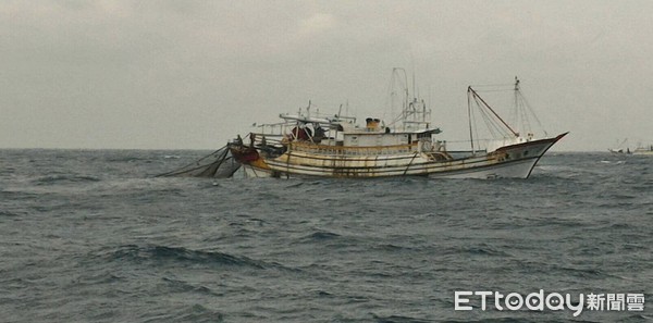 ▲年關將屆，漁船違規拖網情況猖獗，台南海巡隊8日上午再查獲2艘漁船違規拖網作業。（圖／記者林悅翻攝）