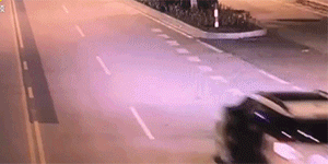 ▲▼老公酒醉開門嘔吐「飛出車外」。（圖／翻攝自東方網）