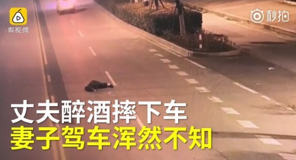 ▲▼老公酒醉開門嘔吐「飛出車外」。（圖／翻攝自梨視頻）