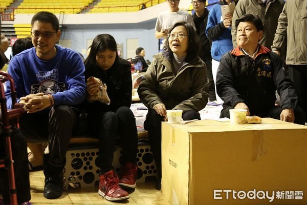 总统蔡英文抵达花莲县立体育馆小巨蛋 与灾民