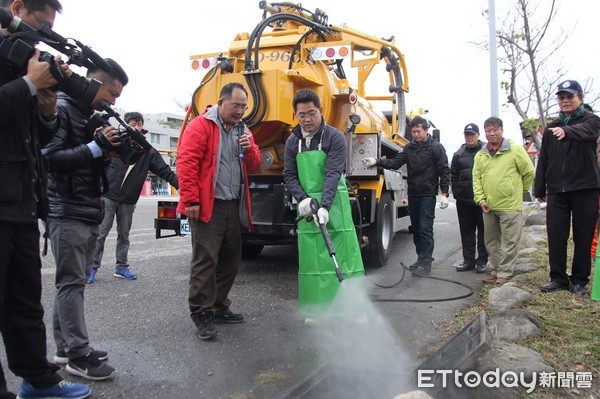 台東縣環保局辦理第一批3輛清溝車撥交典禮，將分別給台東市及關山鎮，希望在汛期來臨前各單位能熟悉車輛性能與操作。縣長黃健庭實地操作體驗，對於新式清溝車的操作與功能感到相當滿意。（圖／台東縣政府提供）