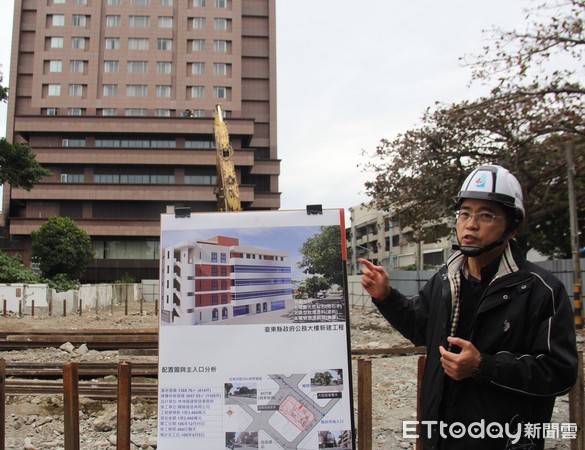 台東縣長黃健庭在縣府公務大樓新建工程預定地，聽取建築師的設計規劃簡報，了解未來設計的構想，以及各樓層配置情況。（圖／台東縣政府提供）